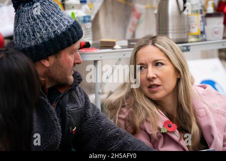 Victoria Coren Mitchell lors de sa rencontre avec Richard Ratcliffe, le mari du détenu iranien Nazanin Zaghari-Ratcliffe, devant le Foreign Office de Londres, au cours de sa grève de la faim continue après que sa femme ait perdu son dernier appel en Iran.Date de la photo: Lundi 8 novembre 2021. Banque D'Images
