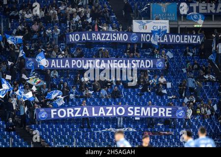 Roma, Italie.07th nov. 2021.Bannières des supporters du Latium lors de la série Un match de football entre SS Lazio et Unione Sportiva Salerntana 1919 au stade Olimpico de Rome (Italie), 7 novembre 2021.Photo Antonietta Baldassarre/Insidefoto Credit: Insidefoto srl/Alay Live News Banque D'Images