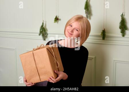 Boîte cadeau pour fille de style écologique.Concept de vente de Noël heureux en vacances d'hiver Banque D'Images