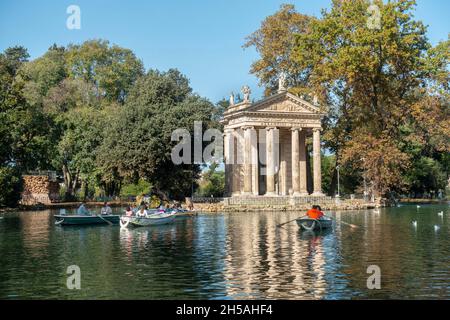 Rome, Italie - 7 novembre 2021 : les personnes qui profitent de la pagaie sur les bateaux de la Villa Borghèse Banque D'Images