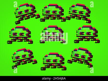 Vintage 80's Retro Pixel art, un ensemble de envahisseurs étrangers verts de l'espace dans un style graphique 8-bit 2D pixelated sur un fond vert vif Banque D'Images