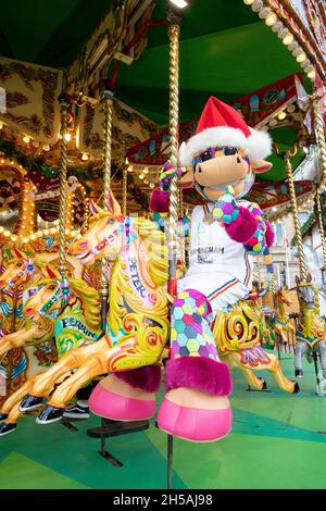 Perry la mascotte des Jeux du Commonwealth 2022 visite du marché de Francfort qui s'est tenu dans le centre-ville.Perry prend un tour sur le carrousel de Victoria Square.Les Jeux du Commonwealth de 2022 auront lieu à Birmingham. Banque D'Images