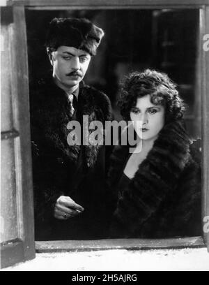 WILLIAM POWELL et EVELYN BRANT dans LE DERNIER COMMANDEMENT 1928 directeur JOSEF von STERNBERG Paramount Pictures Banque D'Images