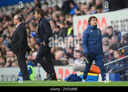 Liverpool, Royaume-Uni.7 novembre 2021.Liverpool , 07 novembre 2021 - Everton v Tottenham Hotspur - Goodison Park le substitut de Tottenham, DELE Alli, marche derrière le Manager Antonio Conte lors du match de la Premier League à Goodison Park, Liverpool crédit photo : © Mark pain / Alay Live News Banque D'Images