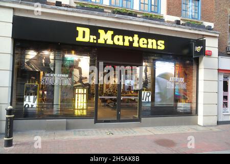 Le magasin de chaussures Dr Martens à Carnaby Street, Londres, Royaume-Uni Banque D'Images