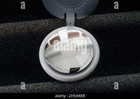 Nouveau dispositif de suivi AIRTAG d'Apple Computers isolé sur le fond technologique Banque D'Images