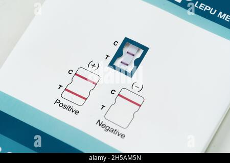 Nakhon Ratchasima, THAÏLANDE - 10 octobre 2021: Coronavirus (Covid-19) résultat positif au test avec les kits de test rapide de l'antigène du COV-SRAS (ATK) pour l'auto-test Banque D'Images