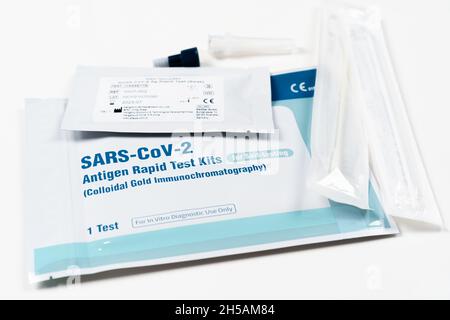 Nakhon Ratchasima, THAÏLANDE - 10 octobre 2021 : gros plan du coronavirus (Covid-19) ou de l'antigène du COV-2 du SRAS, kits de tests rapides pour l'auto-dépistage à domicile Banque D'Images