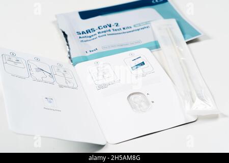 Nakhon Ratchasima, THAÏLANDE - 10 octobre 2021: Gros plan du coronavirus (Covid-19) ou de l'antigène du COV-2 du SRAS kits de tests rapides pour l'auto-test de Lepu Medical Tech Banque D'Images
