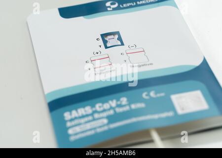 Nakhon Ratchasima, THAÏLANDE - 10 octobre 2021 : gros plan du coronavirus (Covid-19) ou kits de test rapide de l'antigène du COV-2 du SRAS (ATK) pour l'auto-test de Lepu Medica Banque D'Images