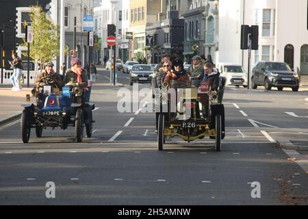 Sussex Royaume-Uni 7 novembre 2021. Un Bouton de Dion de 1904 et un Dennis de 1902 s'alignent à une lumière taffique en 2021.Le Veteran car Run 2021 de Londres à Brighton retourne sur les routes entre la capitale et la côte après une pause COVID en 2020.C'est le 125e anniversaire des événements.Roland Ravenhill/Alamy Banque D'Images