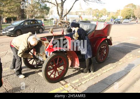 Sussex Royaume-Uni 7 novembre 2021.Un mécanicien anglais de 1904 fait un arrêt non planifié sur l'approche de la côte.le Veteran car Run 2021 de Londres à Brighton retourne sur les routes entre la capitale et la côte après une coupure de COVID en 2020.C'est le 125e anniversaire des événements.Roland Ravenhill/Alamy Banque D'Images