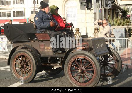 Sussex Royaume-Uni 7 novembre 2021.Un ancien véhicule électrique, le Columbia de 1902 participe à la course de voiture de vétéran.Le Veteran car Run 2021 de Londres à Brighton retourne sur les routes entre la capitale et la côte après une pause COVID en 2020.C'est le 125e anniversaire des événements.Roland Ravenhill/Alamy Banque D'Images