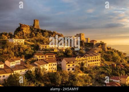 Le château de Kruje et Skanderbeg est éclairé par le coucher du soleil en début de soirée Banque D'Images