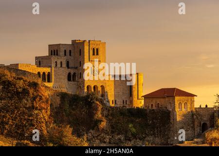 Le château de Kruje et Skanderbeg est éclairé par le coucher du soleil en début de soirée Banque D'Images