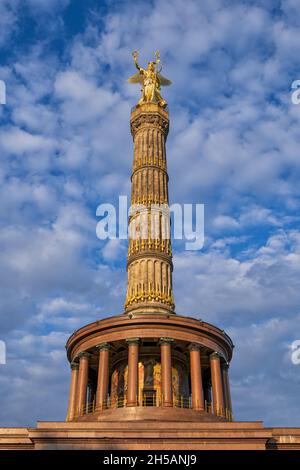 Colonne de la victoire dans la ville de Berlin, Allemagne.Statue de Victoria, déesse romaine de la victoire au sommet. Banque D'Images