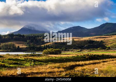 Vue sur Llyn y Gader à Moel Hebog dans le parc national de Snowdonia en automne.Rhyd DDU, Gwynedd, nord du pays de Galles, Royaume-Uni, Grande-Bretagne Banque D'Images