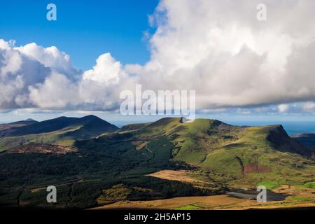 Vue sur la vallée depuis les pentes d'YR Aran jusqu'à Nantlle Ridge, au-dessus de la forêt de Beddgelert, dans le parc national de Snowdonia.Rhyd DDU, Gwynedd, nord du pays de Galles, Royaume-Uni Banque D'Images