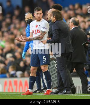 Liverpool, Royaume-Uni.7 novembre 2021.Liverpool , 07 novembre 2021 - Everton v Tottenham Hotspur - Goodison Park Tottenham Manager Antonio Conte et Pierre-Emile Hojbjerg lors du match de la Premier League à Goodison Park, Liverpool photo Credit : © Mark pain / Alay Live News Banque D'Images