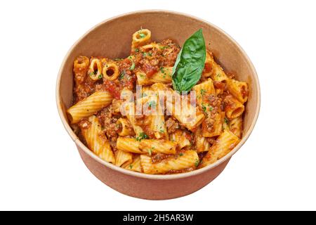 Boîte seau de livraison avec penne et bolognaise.Isolé sur blanc avec un masque Banque D'Images