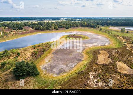 Vue aérienne des lacs partiellement asséchés dans la réserve naturelle de Bergvennen pendant l'été extrêmement sec de 2019, Lattrop, Overijssel, les pays-Bas Banque D'Images