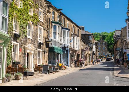 Pateley Bridge Yorkshire, vue en été sur la très raide High Street dans la ville de Pateley Bridge, dans la région pittoresque de Niddoyner, dans le North Yorkshire, Royaume-Uni Banque D'Images