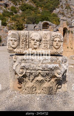 Visages en pierre et masques de théâtre antique à Myra.Demre, Antalya, Turquie Banque D'Images