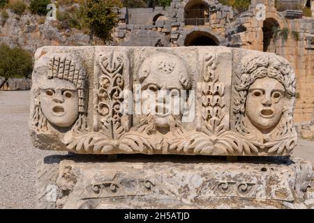 Visages en pierre et masques de théâtre antique à Myra.Demre, Antalya, Turquie Banque D'Images