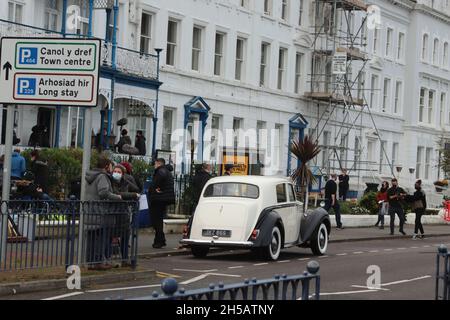 Steve Coogan Llandudno, pays de Galles du Nord 9 novembre 2021.L'acteur Steve Coogan et l'actrice Gemma Jones ont été vus filmer le compte à Llandudno pour le prochain drame télévisé sur Jimmy Savile Banque D'Images