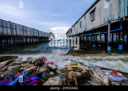 De vieilles piers en bois dépassent dans la mer à Hua Hin, en Thaïlande Banque D'Images