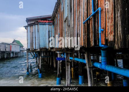 De vieilles piers en bois dépassent dans la mer à Hua Hin, en Thaïlande Banque D'Images