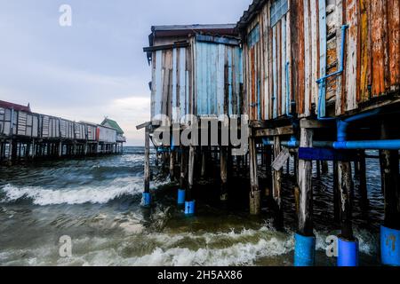 De vieilles piers en bois dépassent dans la mer à Hua Hin, en Thaïlande Banque D'Images