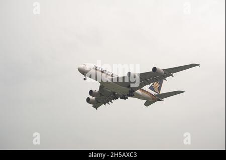 08.11.2021, Singapour, République de Singapour, Asie - Un Airbus A380-800 de Singapore Airlines (SIA) s'approche de l'aéroport de Changi pour atterrir. Banque D'Images