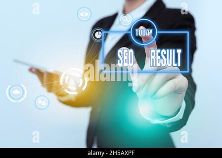 Légende de texte présentant le résultat Seo.Internet concept la liste créée par les moteurs de recherche en réponse à une requête femme dans Uniform porteur Phone et Banque D'Images