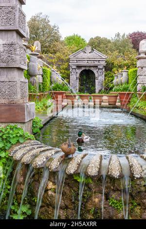 Les fontaines élégantes et l'eau sont connues sous le nom de fontaine Arun dans le jardin d'Earl Colllector, Arundel Castle Gardens, West Sussex, Angleterre, Royaume-Uni Banque D'Images