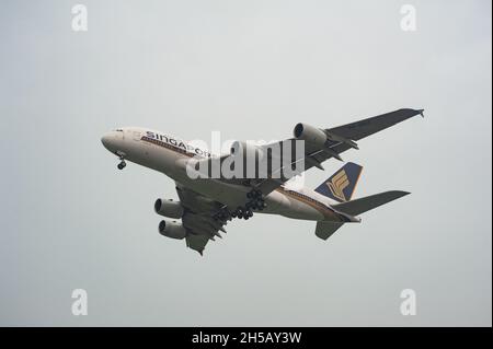 08.11.2021, Singapour, République de Singapour, Asie - Un Airbus A380-800 de Singapore Airlines (SIA) s'approche de l'aéroport de Changi pour atterrir. Banque D'Images