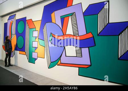 Londres Royaume-Uni lundi 08 novembre 2021 Walala mur d'accueil des visiteurs comme ils viennent par la porte de Bonhams, commandé par Bonhams Paul Quezada-Neiman/Alamy Live News Banque D'Images