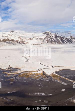 Vue aérienne d'un paysage enneigé le long de la côte sud de Snaefellsnes en hiver, Vesturland, Islande Banque D'Images