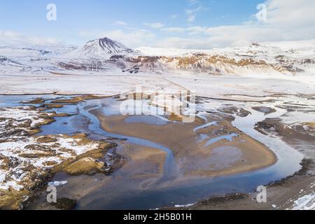 Vue aérienne d'un paysage enneigé avec entrée de la mer sur la côte sud de Snaefellsnes en hiver, Vesturland, Islande Banque D'Images