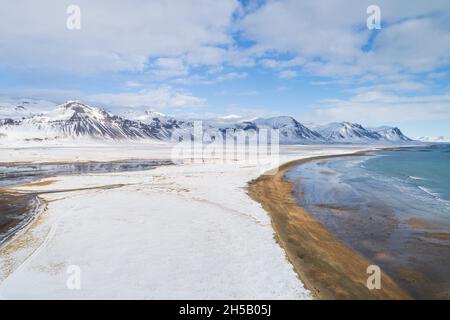 Vue aérienne d'une plage sur la côte sud de Snaefellsnes en hiver, Vesturland, Islande Banque D'Images