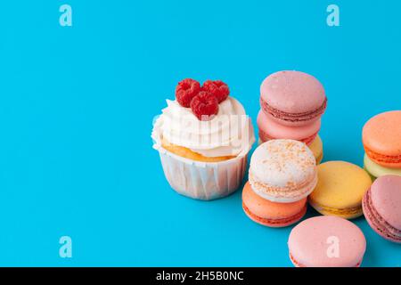 Ensemble de petits gâteaux aux couleurs vives et aux couleurs vives prêts à être mangés Banque D'Images