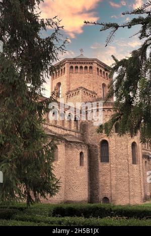 Abbaye de Saint Mary à Ripoll, Gérone.Façade extérieure du jardin. Banque D'Images