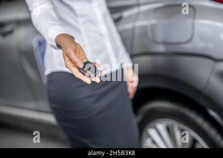 Les femmes tiennent la clé de la nouvelle voiture Banque D'Images