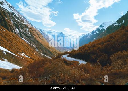 Paysage d'une route dans les montagnes couvertes de forêts et de neige en automne Banque D'Images