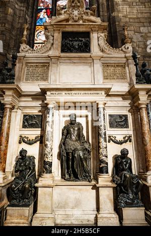 Autel en pierre avec statue de Médicis dans le Duomo.Milan, Italie Banque D'Images