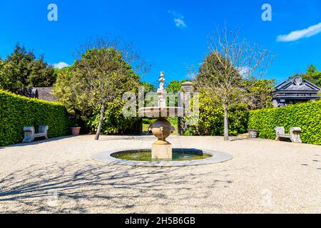 Fontaine au Collector Earl's Garden de style jacobean avec des urnes en bois de chêne au château d'Arundel, Arundel, Royaume-Uni Banque D'Images
