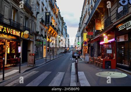 PARIS, FRANCE - 23 septembre 2019 : une belle photo de la rue de Caumartin dans la soirée à Paris, France Banque D'Images
