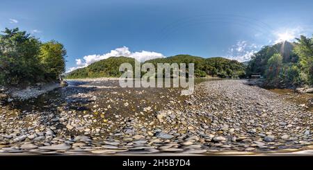 Vue panoramique à 360° de panorama 360 hdri sans couture sur la côte en pierre d'une rivière de montagne rapide en projection sphérique équirectangulaire.Contenu VR AR ,