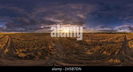 Vue panoramique à 360° de Vue panoramique sphérique en soirée hdri 360 parmi les champs d'élevage avec nuages de coucher de soleil en projection équirectangulaire, prêt pour VR AR réalité virtuelle conten