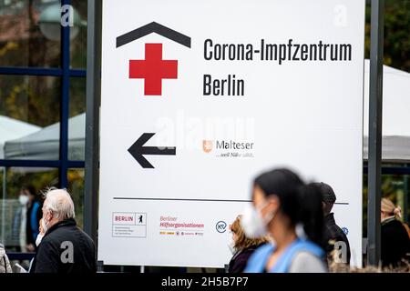 Berlin, Allemagne.08 novembre 2021.Les gens se trouvent devant le panneau d'entrée du centre de vaccination Corona Berlin Messe.Le centre de vaccination de la Messe va se déplacer au International Congress Centrum Berlin (ICC).Credit: Fabian Sommer/dpa/Alay Live News Banque D'Images